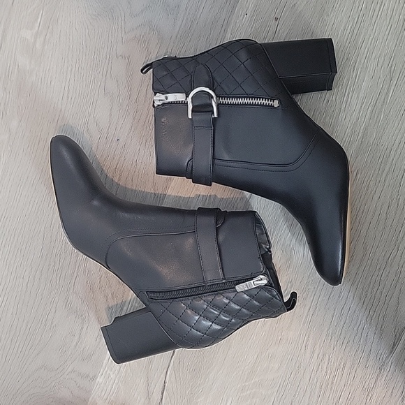 Marc Fisher Black Leather Weity Quilted Block Heel Booties Sz 8M - Picture 1 of 12